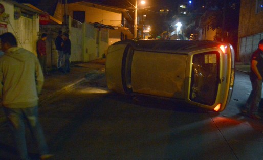  Vecinos de la calle Ciruelos de la colonia Porvenir  vieron interrumpido su sueño  la madrugada de este sábado, luego del fuerte ruido ocasionado por el choque y  volcadura de un auto tipo Sedan, cuyo conductor lo guiaba en aparente estado de ebriedad.
