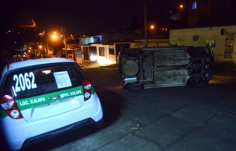 Testigos de los hechos cuentan que antes de golpear al taxi con número económico 2062, el conductor del auto tipo Sedan con placas YJS-3434, dio varios volantazos y por último golpeó de frente al taxi, para finalmente quedar de lado.  Elementos de la SSP llegaron 30 minutos después ocurrido el incidente. 