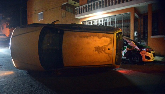 Testigos de los hechos cuentan que antes de golpear al taxi con número económico 2062, el conductor del auto tipo Sedan con placas YJS-3434, dio varios volantazos y por último golpeó de frente al taxi, para finalmente quedar de lado.  Elementos de la SSP llegaron 30 minutos después ocurrido el incidente. 