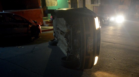 Testigos de los hechos cuentan que antes de golpear al taxi con número económico 2062, el conductor del auto tipo Sedan con placas YJS-3434, dio varios volantazos y por último golpeó de frente al taxi, para finalmente quedar de lado.  Elementos de la SSP llegaron 30 minutos después ocurrido el incidente. 