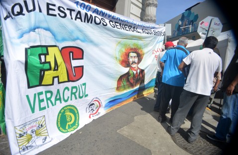 Integrantes de la Unión Nacional de Trabajadores Agrícolas, encabezados por Martha Macedo Macedo, se apostaron en la entrada principal de la Secretaría de Hacienda Federal, se quejan de que no le  han dispersado recursos para los proyectos en SADER e Instituto Nacional de Pueblos Indígenas.  