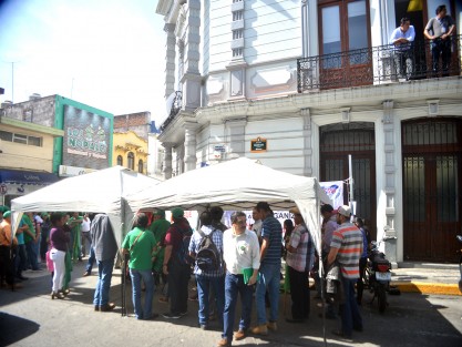 Integrantes de la Unión Nacional de Trabajadores Agrícolas, encabezados por Martha Macedo Macedo, se apostaron en la entrada principal de la Secretaría de Hacienda Federal, se quejan de que no le  han dispersado recursos para los proyectos en SADER e Instituto Nacional de Pueblos Indígenas.  