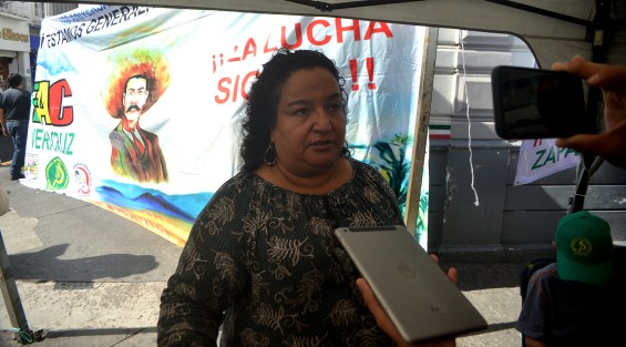 Integrantes de la Unión Nacional de Trabajadores Agrícolas, encabezados por Martha Macedo Macedo, se apostaron en la entrada principal de la Secretaría de Hacienda Federal, se quejan de que no le  han dispersado recursos para los proyectos en SADER e Instituto Nacional de Pueblos Indígenas.  