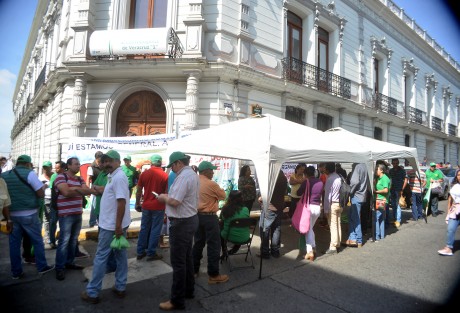 Integrantes de la Unión Nacional de Trabajadores Agrícolas, encabezados por Martha Macedo Macedo, se apostaron en la entrada principal de la Secretaría de Hacienda Federal, se quejan de que no le  han dispersado recursos para los proyectos en SADER e Instituto Nacional de Pueblos Indígenas.  