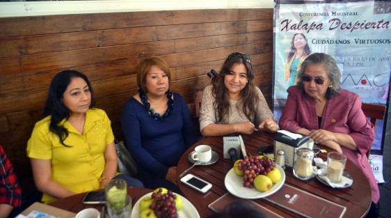 En conferencia de café, Silvia García Tapia anunció un ciclo de conferencias denominado <em>Xalapa despierta; ciudadanos virtuosos</em>, con la que busca que la gente se ocupe y no se preocupe de continuar con los cuestionamientos hacia las autoridades. 