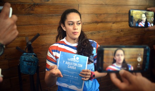 Ante la falta de apoyo por parte de las  autoridades estatales y federales del deporte, Vanesa, una nadadora local, está organizando el primer Aquatón con causa, y así recabar dinero para viajar al mundial de natación en Corea.  
