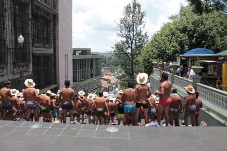 Tolerancia es de lo que xalapeños y visitantes tienen que estar haciendo gala ya que bailarines en ropa interior les impiden el libre paso por las escaleras laterales del parque Juárez. 