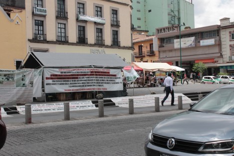 Tolerancia a manifestantes en Plaza Lerdo, algunos ya con 6 meses de ocupar el lugar y a otros permiténdoles el comercio informal en el sitio. 