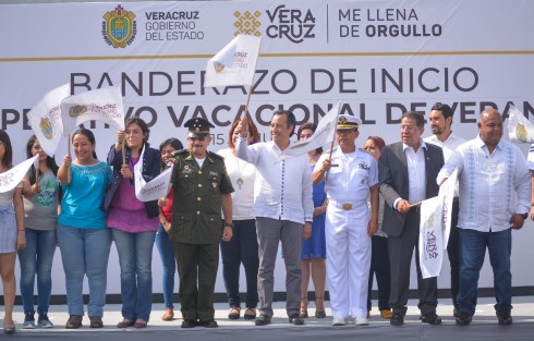 Con la presencia de la Guardia Nacional y para garantizar la tranquilidad de veracruzanos y visitantes durante este periodo vacacional, el gobernador Cuitláhuac García Jiménez dio al banderazo de salida a más de 4 mil elementos federales, estatales y municipales que participarán en el Plan Operativo Vacaciones de Verano 2019, a lo largo y ancho del estado.