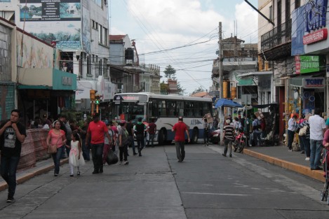 El tráfico en el centro de Xalapa se vio afectado este mediodía debido a un percance vial entre una unidad de Autotransportes Banderilla y un particular en la esquina de Av. Revolución y Altamirano.  