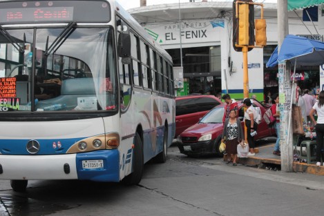 El tráfico en el centro de Xalapa se vio afectado este mediodía debido a un percance vial entre una unidad de Autotransportes Banderilla y un particular en la esquina de Av. Revolución y Altamirano.  