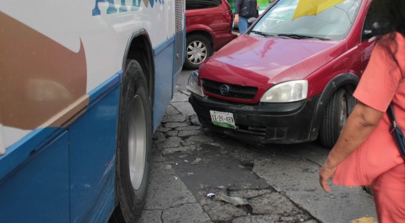 El tráfico en el centro de Xalapa se vio afectado este mediodía debido a un percance vial entre una unidad de Autotransportes Banderilla y un particular en la esquina de Av. Revolución y Altamirano.  