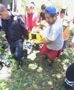 Se tiene el reporte de 11 personas lesionadas, sin generales, que son trasladados para su valoración a hospitales cercanos. La circulación se interrumpió en un solo carril, para las maniobras correspondientes. Al punto acudieron elementos de PC estatal y municipal, SEMAR, PEMEX, Policía Federal, SSP, SIRENA, Cruz Roja y Bomberos. 