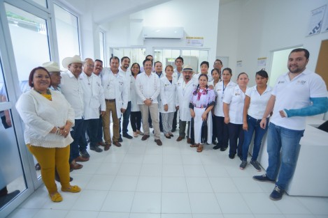 Con la finalidad de acercar los servicios médicos a las y los veracruzanos, el gobernador Cuitláhuac García Jiménez inauguró el Centro de Salud de la localidad Cuatro Caminos, que beneficia a 18 comunidades de esta región. 