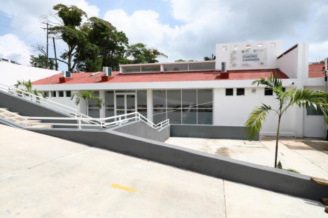 Con la finalidad de acercar los servicios médicos a las y los veracruzanos, el gobernador Cuitláhuac García Jiménez inauguró el Centro de Salud de la localidad Cuatro Caminos, que beneficia a 18 comunidades de esta región. 