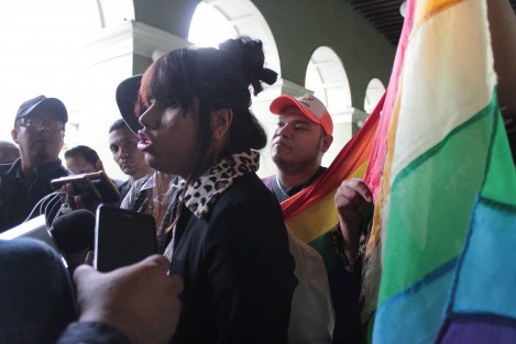 Jazz Bustamante, activista, recomendó a la diputada María Josefina Gamboa, ponerse a leer la Constitución, debido a las declaraciones que recientemente hiciera la legisladora panista, <em>alertando</em> de que con la aprobación de los matrimonios igualitarios, se abriría la puerta a la adopción por parte de los mismos.  