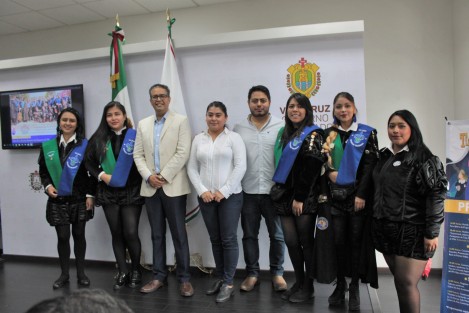 En la sala de prensa del Gobierno del Estado fue presentado el VI Festival de Tunas Femeniles, el cual tendrá lugar en diversos espacios de esta capital veracruzana del 25 al 27 de julio y contará con la participación de más de un centenar de mujeres, mexicanas y sudamericanas que ejecutan este género musical. 