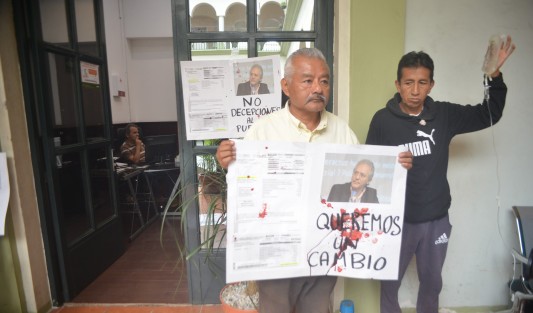 Integrantes de la organización VIVE se manifestaron en la oficina del alcalde de Xalapa, Hipólito Rodríguez. Uno de sus miembros se dejó extraer sangre en forma de protesta.