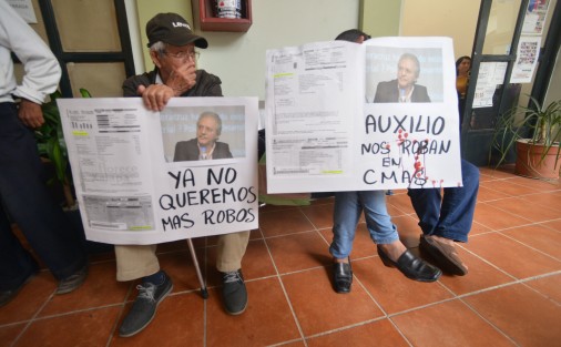 Integrantes de la organización VIVE se manifestaron en la oficina del alcalde de Xalapa, Hipólito Rodríguez. Uno de sus miembros se dejó extraer sangre en forma de protesta.