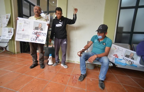 Integrantes de la organización VIVE se manifestaron en la oficina del alcalde de Xalapa, Hipólito Rodríguez. Uno de sus miembros se dejó extraer sangre en forma de protesta.