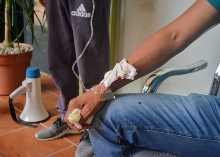 Integrantes de la organización VIVE se manifestaron en la oficina del alcalde de Xalapa, Hipólito Rodríguez. Uno de sus miembros se dejó extraer sangre en forma de protesta.