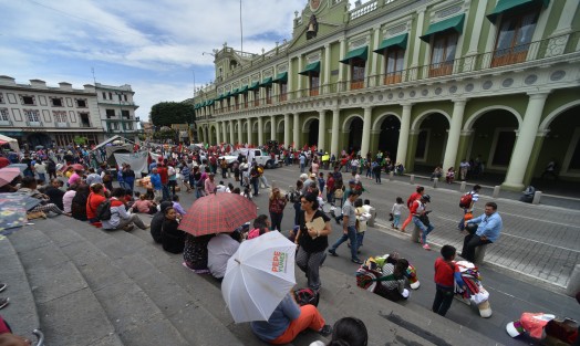 Integrantes de Antorcha Campesina marcharon por varias calles de la ciudad  para finalmente manifestarse por algunas horas frente al Palacio de Gobierno.