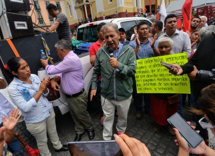 Integrantes de Antorcha Campesina marcharon por varias calles de la ciudad  para finalmente manifestarse por algunas horas frente al Palacio de Gobierno.