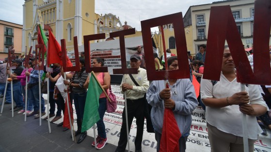 Integrantes de Antorcha Campesina marcharon por varias calles de la ciudad  para finalmente manifestarse por algunas horas frente al Palacio de Gobierno.