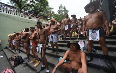 Integrantes de los 400 Pueblos continúan con sus llamativas protestas en el centro de Xalapa, despertando la curiosidad de los transeúntes. 