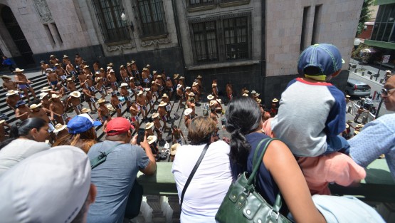 Integrantes de los 400 Pueblos continúan con sus llamativas protestas en el centro de Xalapa, despertando la curiosidad de los transeúntes. 