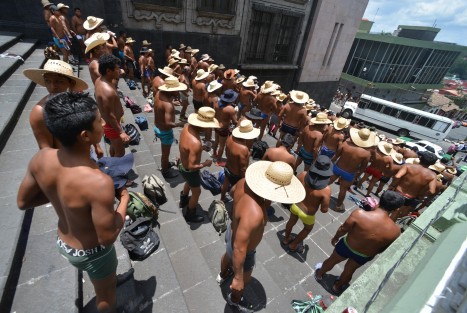 Integrantes de los 400 Pueblos continúan con sus llamativas protestas en el centro de Xalapa, despertando la curiosidad de los transeúntes. 
