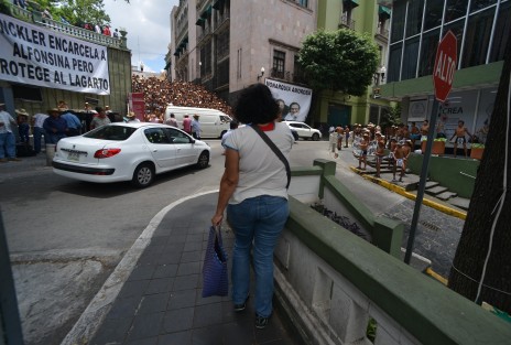 Integrantes de los 400 Pueblos continúan con sus llamativas protestas en el centro de Xalapa, despertando la curiosidad de los transeúntes. 