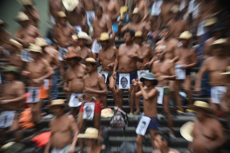 Integrantes de los 400 Pueblos continúan con sus llamativas protestas en el centro de Xalapa, despertando la curiosidad de los transeúntes. 