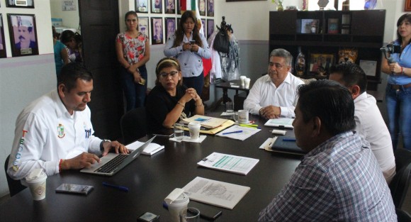 En sesión de cabildo, el Ayuntamiento de Teocelo determinó reducir el salario de los integrantes de la comuna, antes que los de directores y funcionarios, esto como medida de austeridad para dar prioridad a otros rubros, ante los ajustes presupuestales  que están padeciendo. 