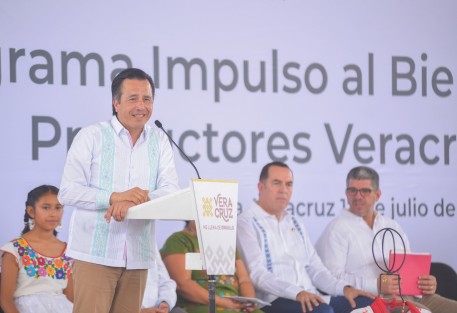 El gobernador Cuitláhuac García Jiménez y el titular de la Secretaría de Desarrollo Económico y Portuario (SEDECOP), Enrique Nachón García, pusieron en marcha en Papantla, el programa Impulso al Bienestar de los Productores Veracruzanos que dará prioridad a artesanos y pequeños fabricantes de los municipios de alta y muy alta marginación.