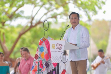 El gobernador Cuitláhuac García Jiménez y el titular de la Secretaría de Desarrollo Económico y Portuario (SEDECOP), Enrique Nachón García, pusieron en marcha el programa Impulso al Bienestar de los Productores Veracruzanos que dará prioridad a artesanos y pequeños fabricantes de los municipios de alta y muy alta marginación.