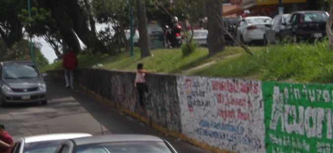 La imprudencia de muchos peatones termina en ocasiones en tragedias. Aun así no se incrementa la cultura vial. 