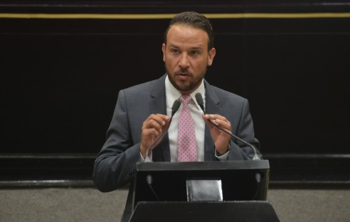 El Grupo Legislativo del PAN, en voz del diputado Juan Manuel De Unánue Abascal y como parte de las acciones de combate a la corrupción, el fortalecimiento de la rendición de cuentas y la transparencia del sector público, presentó una  Iniciativa con Proyecto de Decreto que adiciona un último párrafo al artículo 54 de la Ley Orgánica del Poder Ejecutivo del Estado.