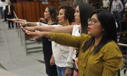 Tras aprobarse el Acuerdo de la Junta de Coordinación Política, el Pleno tomó la protesta a Katya Gabriela Esteva, Lorena Redondo, Myriam Lagunes y Alma Delia Hernández, como integrantes del Sistema para Atender la Violencia contra las Mujeres. 