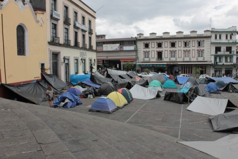 Xalapeños y sus visitantes siguen padeciendo las manifestaciones de la agrupación de Los 400 Pueblos. A sus bailes en ropa interior se suman sus campamentos en la Plaza Lerdo y parque Juárez. 