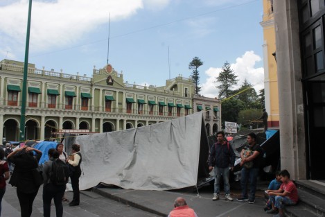 Xalapeños y sus visitantes siguen padeciendo las manifestaciones de la agrupación de Los 400 Pueblos. A sus bailes en ropa interior se suman sus campamentos en la Plaza Lerdo y parque Juárez. 