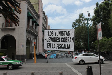 Xalapeños y sus visitantes siguen padeciendo las manifestaciones de la agrupación de Los 400 Pueblos. A sus bailes en ropa interior se suman sus campamentos en la Plaza Lerdo y parque Juárez. 