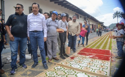 El gobernador de Veracruz, Cuitláhuac García, en compañía de la diputada federal, Dorheny García Cayetano, visitó el municipio de Xico donde se llevan a cabo las festividades en honor a Santa María Magdalena. Hoy se elabora un tapete con aserrín de colores sobre toda la calle principal de la ciudad.   