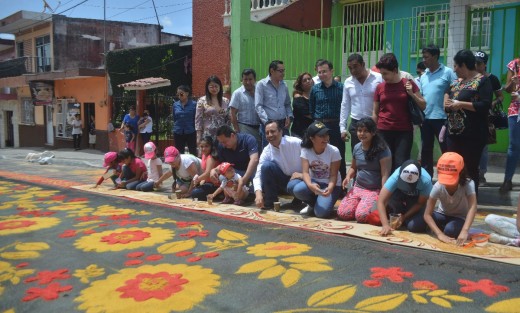 El gobernador de Veracruz, Cuitláhuac García, en compañía de la diputada federal, Dorheny García Cayetano, visitó el municipio de Xico donde se llevan a cabo las festividades en honor a Santa María Magdalena. Hoy se elabora un tapete con aserrín de colores sobre toda la calle principal de la ciudad.   