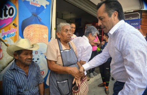 El gobernador de Veracruz, Cuitláhuac García, en compañía de la diputada federal, Dorheny García Cayetano, visitó el municipio de Xico donde se llevan a cabo las festividades en honor a Santa María Magdalena. Hoy se elabora un tapete con aserrín de colores sobre toda la calle principal de la ciudad.   