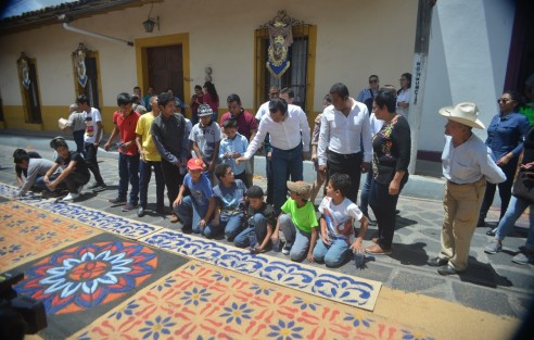  Cuadrillas de amigos, familiares  y vecinos preparan todo desde semanas atrás. El aserrín es donado por gente de Las Vigas de Ramírez, se le pone color y desde la madrugada del día 18 se comienza su elaboración.