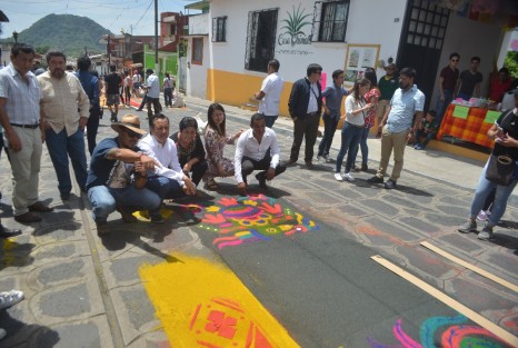  Cuadrillas de amigos, familiares  y vecinos preparan todo desde semanas atrás. El aserrín es donado por gente de Las Vigas de Ramírez, se le pone color y desde la madrugada del día 18 se comienza su elaboración.