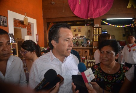 El gobernador de Veracruz, Cuitláhuac García, en compañía de la diputada federal, Dorheny García Cayetano, visitó el municipio de Xico donde se llevan a cabo las festividades en honor a Santa María Magdalena. Hoy se elabora un tapete con aserrín de colores sobre toda la calle principal de la ciudad.  
