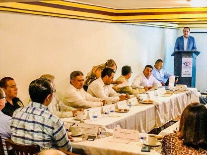 El alcalde de Teocelo, Mario Antonio Chama Díaz, siempre atento a los temas en pro del bienestar de sus conciudadanos, estuvo presente en la Reunión de Seguridad en la Ciudad de Coatepec, donde se trató la creación de un Corredor Seguro en la región. 