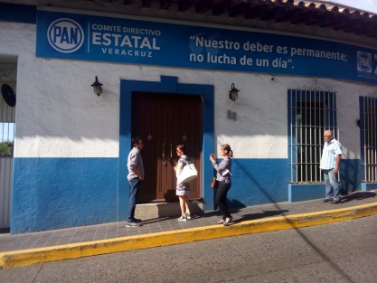 Para verificar y dar fe de los hechos de la cancelación del Consejo extraordinario del Comité directivo estatal del PAN este domingo, a solicitud del consejero, Arián Gabriel Hernández, acudió la titular de la notaría número 33, Hortensia Alarcón Montero, a quien al tocar la puerta,una persona de seguridad le dijo que se había suspendido la reunión y le cerró.  